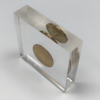 Pièce de monnaie en laiton incrustée dans un bloc acrylique transparent sur support de présentation – Décoration de bureau style vintage, objet de collection, presse-papiers