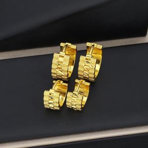 JXX Vente en gros de boucles d'oreilles Huggie tendance géométriques en laiton plaqué or 24 carats avec zircon, bijoux fantaisie de divers styles, unisexe - Product Image 6