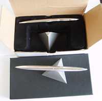 Stylo de bureau élégant en métal avec logo personnalisé et base triangulaire stylo de table multifonction pour cadeau promotionnel bureau scolaire