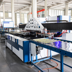 Ligne de production entièrement automatique de soudage de panneaux d'étagères avec système de superposition par robot de pliage CNC pour la fabrication de rayonnages de stockage - Product Image 2