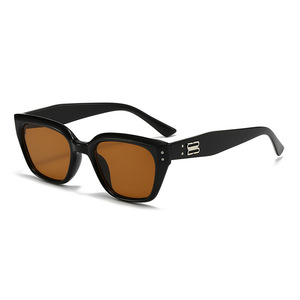 Gafas de Sol Cuadradas Ligeras de PC con Montura Completa, Protección UV, Cómodas, Modernas y Retro - Product Image 1