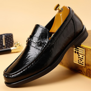 Mocassins pour hommes en cuir noir à bout rond, chaussures décontractées et élégantes à enfiler, semelle en caoutchouc, décorées d'une boucle, pour l'automne - Product Image 1