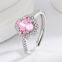 Bague réglable en cuivre sans plomb ni nickel, sertie de zircon cubique rose taille glace, motif trèfle à quatre feuilles, pour fiançailles ou mariage, par un fabricant de bijoux.