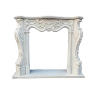 Cheminée en marbre et onyx moderne personnalisée avec sculpture détaillée pour l'installation d'insertion dans le salon