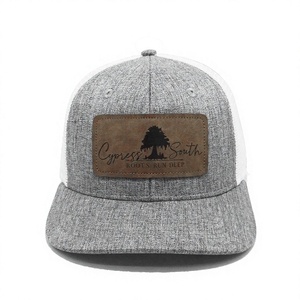 Casquette Trucker à 6 Panneaux Structurée avec Patch en Cuir Personnalisable, Dos en Maille Blanche, Fabriquée au Vietnam, pour Adultes et Usage Quotidien Décontracté - Product Image 1
