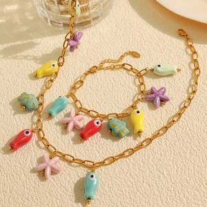 Collier thème Océan Doré, Pendentif coloré en céramique Poisson Étoile de mer, Bijoux de mode pour femme, Chaîne en alliage de zinc style décontracté - Product Image 1
