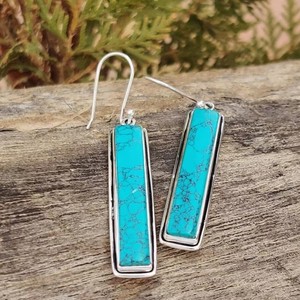 Orecchini Pendenti Lunghi Stile Vintage Reale con Finitura Dorata e Pietra Blu Decorata, Eleganti Orecchini da Donna - Product Image 4