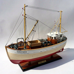 Bateau modèle en bois peint à la main de style nautique européen M/S RAEGA, décoration d'intérieur, cadeau original - Product Image 1