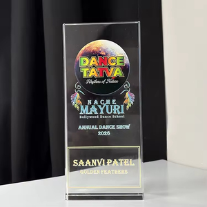 Trofeo in Cristallo Personalizzato con Scultura, Stampa a Colori e Design Triangolare Stereoscopico per Premiazioni - Product Image 2