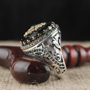 Anello da Uomo Stile Vintage con Accento Verde, Design Classico - Product Image 6