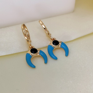 Orecchini Pendenti a Forma di Corno con Dettagli Colorati Dipinti, Design Vintage, Accessori di Moda per Donne - Product Image 4