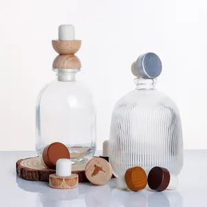 500 मिलीलीटर गोल आकार साफ़ फ्रॉस्टेड नरम कांच की बोतलें लकड़ी के कॉर्क स्टॉपर के साथ खाली वोदका कांच की बोतल पीती हैं