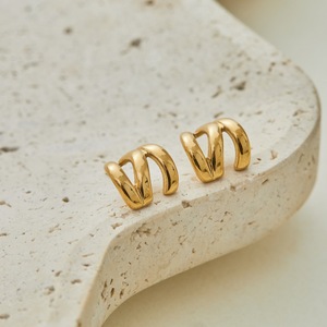 ต่างหูสแตนเลสทรงคลื่นสามชั้นทันสมัยสำหรับสุภาพสตรี ต่างหูขนาดเล็กสำหรับขายส่ง - Product Image 3