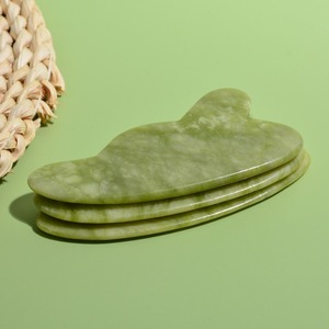 Mejor <span class=keywords><strong>precio</strong></span> Xiuyan Jade Gua Sha Terapia Masajeador facial 100% Natural Antienvejecimiento Adelgazante Control de sincronización facial <span class=keywords><strong>Masaje</strong></span> de jade verde - Product Image 4