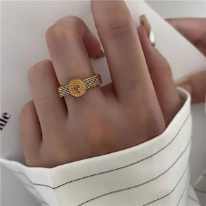 Anillos Vintage Resistentes al Agua y al Deslustre, de Buena Calidad, Chapados en Oro PVD de 14k y 18k, Anillo de Acero Inoxidable 316L con Diseño de Moneda para Mujer - Product Image 3