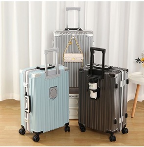 <span class=keywords><strong>Lot</strong></span> de valises en gros 20, 22, 24, 26 pouces avec port USB intégré, porte-gobelet pliable et crochet, idéal pour les sorties quotidiennes en extérieur - Product Image 1
