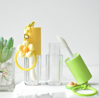 Tube en plastique transparent de 4 ml populaire en stock avec couvercle à pince coloré et porte-clés pour emballage de brillant à lèvres, tube vide cosmétique en ABS