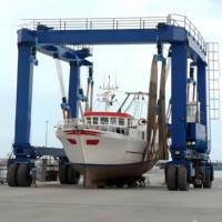 Grue à portique de levage de bateau de yacht Palan marin mobile de 100 à 600 tonnes avec moteur de 25 à 7 tonnes et composants de base de roulement inclus