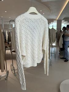 Pull en laine/cachemire pour femme luxueux à col en V, tricoté à l'ordinateur, blanc, logo sur le devant, élégant, décontracté, superposable, respirant, stylé - Product Image 3