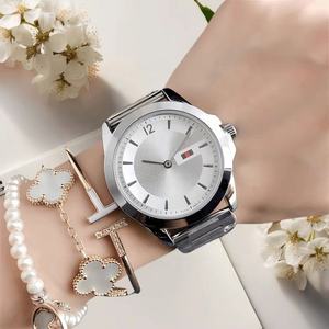 Nuevo diseño de reloj de pulsera unisex con correa de acero inoxidable, logotipo rojo, verde y blanco, esfera plateada, reloj de pulsera informal y moderno. - Product Image 4