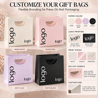 Sacs cadeaux personnalisés en papier cartonné blanc 21cm x 20cm x 10cm avec poignée découpée pour faux ongles et emballage de salon de manucure