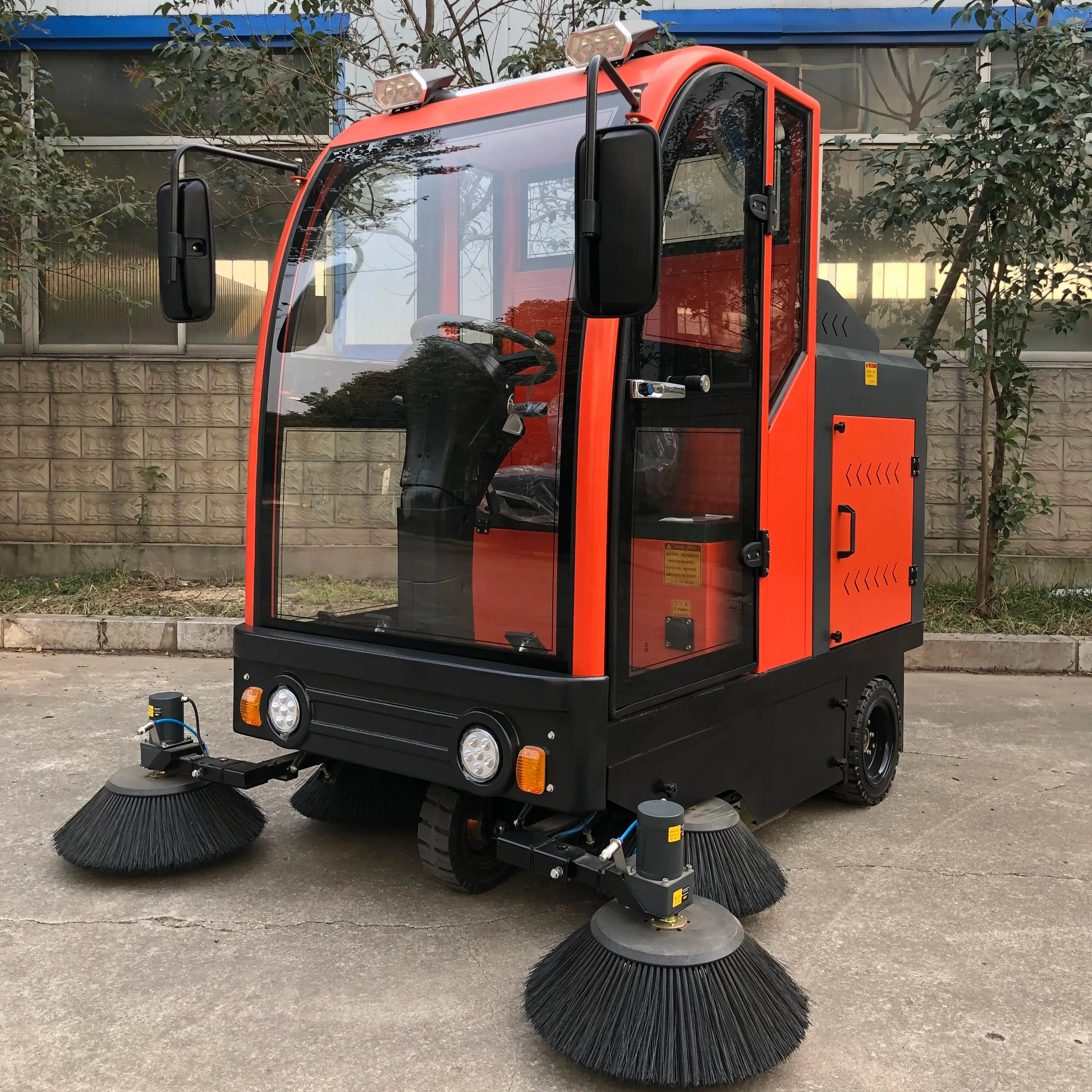 Chine Fournisseur Balayeuse Machine Route Camion Balayeuse Principale Balai Avec Cabine Tout Fermée À Vendre