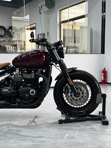 Moto d'occasion de marque rétro 1200 de couleur rouge, 1800 km, année 2020, design classique avec un look intemporel - Product Image 2
