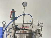 Machine de remplissage semi-automatique pneumatique en acier inoxydable pour liquides, crèmes, gels, boissons et produits chimiques à haute viscosité, pour bouteilles en verre