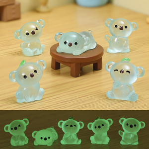 Bestseller: Graziosi Koala Blu in Resina con Eucalipto, Miniature Luminose al Buio per Decorazione Interna dell'Auto - Product Image 1