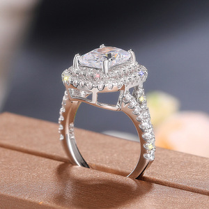 Anello da Cocktail Q173 per Donna con Zirconia Cubica Taglio Principessa e Incastonatura a Pavé, Anello di Fidanzamento alla Moda - Product Image 6