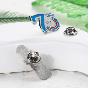 Regalos de aniversario Broche Pin Insignias Logotipo de metal 2d personalizado Aleación Pasadores de esmalte chapados en plata Logotipo personalizado Números Forma irregular - Product Image 3