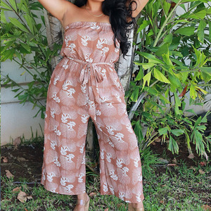 Combinaison sans bretelles à imprimé hawaïen personnalisée par le fabricant, cintrée à la taille, luxueuse et confortable, en rayonne. - Product Image 2