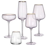 Ensemble de verrerie en cristal sans plomb à bord doré, style nordique de luxe, avec verres à vin à nervures verticales longues et verres à cocktail flûte transparents angulaires