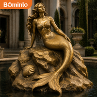 Sculpture réaliste de sirène, statue décorative sur socle en roche pour jardin, piscine, hôtel, complexe hôtelier et décoration paysagère