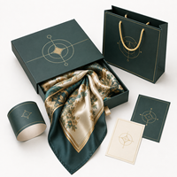 Foulard carré en soie géométrique personnalisé pour entreprise avec ourlet roulotté à la machine pour commandes en gros d'uniformes