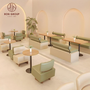 Ensemble de meubles modernes pour restaurant, tables carrées en bois avec pieds en métal, fauteuils simples blanc crème et canapé booth vert - Product Image 3
