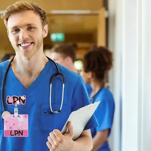 Porte-badge rétractable pour infirmière avec porte-carte d'identité, design médical rose mignon pour les professionnels de la santé (CNA, LPN, RN) - Product Image 2