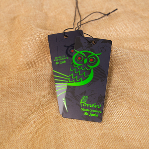 Etiqueta colgante de ropa personalizada de primera calidad, etiqueta oscilante de lámina de oro verde, Material de cartón de papel negro de 800g para ropa - Product Image 2