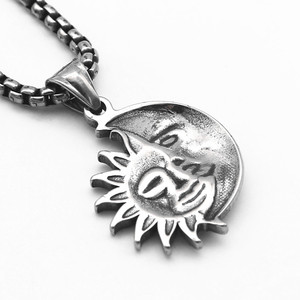 Yunnique – collier avec pendentif en acier inoxydable, motif soleil et lune, bijoux unisexes à la mode, design géométrique, ton argenté - Product Image 2