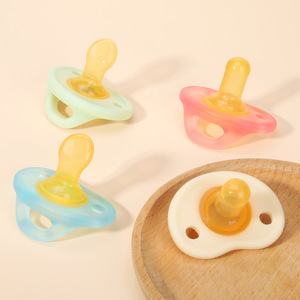 Sucette pour bébé en silicone liquide, calibre standard, type conique petit, 0-12 mois, avec design ressemblant à un sein - Product Image 2