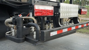 Camion pulvérisateur de bitume automatique avec composants essentiels : pompe, moteur, pour la construction routière - Product Image 6
