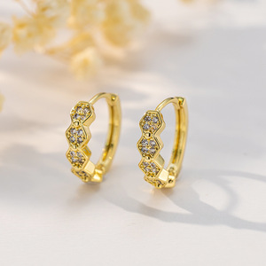 Pendientes de Aro con Diseño Floral Incrustado con Circonitas en Oro de 18K, Joyería para Regalo - Product Image 2