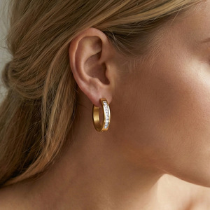 Pendientes de Aro Huggie de Lujo de Acero Inoxidable con Circonitas Pavé, Chapados en Oro de 18K, Geométricos con Diamantes, Joyería para Mujer - Product Image 2