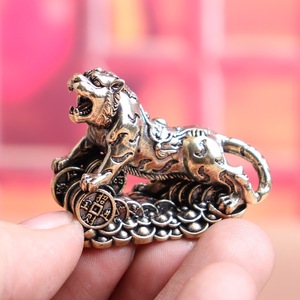 1 pz. Tigre Portafortuna in Ottone, Tigre che Scalca la Montagna, Oggetto Antico per Decorazione Domestica, Ornamento Artigianale da Scrivania - Product Image 1