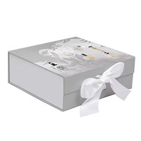 Boîte cadeau rigide gris clair personnalisée avec un ruban et un logo en relief pour l'emballage d'échantillons