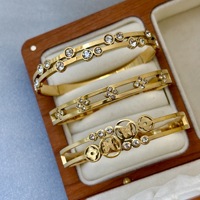 Set Gelang QISEN Trendy Berlapis Emas 18K Motif Empat Daun Semanggi untuk Wanita, Perhiasan Gelang Bunga CZ Mewah dari Baja Tahan Karat