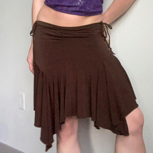 Jupe midi en maille unie taille basse avec lien à nouer, ourlet asymétrique, coupe ajustée, décontractée, élégante et polyvalente pour femme, idéale pour l'été - Product Image 1