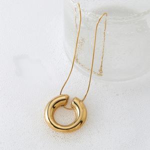 Collar de Moda con Colgante Redondo de Acero Inoxidable Chapado en Oro PVD de 18K, Joyería Diaria Versátil e Impermeable con Cadena de Metal - Product Image 3