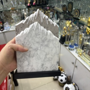 Trophée en cristal K9 style iceberg de 25 cm pour événements sportifs, sérigraphié 2 couleurs, pour cérémonies, souvenirs et cadeaux de vainqueur - Vente en gros - Product Image 3