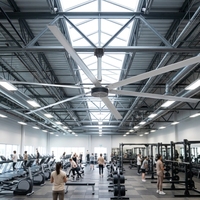 Ventilateur de plafond industriel HVLS de 24 pieds, ventilateur silencieux à économie d'énergie, spécial pour la ventilation des gymnases et des centres de fitness.